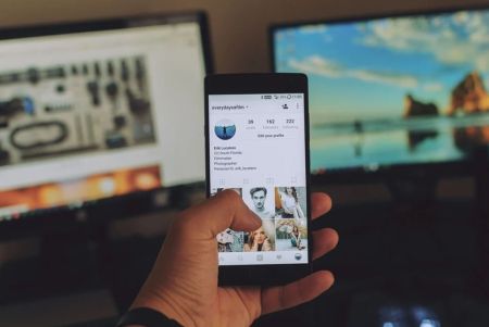 phone on social media